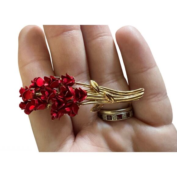 A Dozen Red Roses Vintage Gold Tone Brooch Signed - Picture 2 of 3